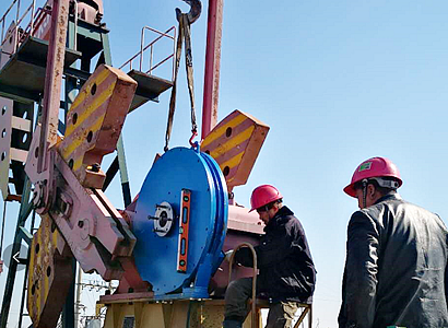 創(chuàng)新形成了抽油機(jī)半直驅(qū)采油技術(shù)，**了系統(tǒng)能耗減少了維護(hù)工作量，提高了**性